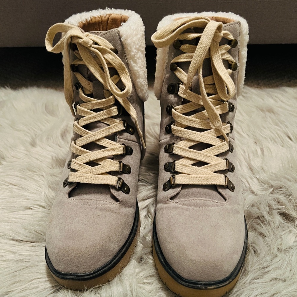 Women’s Lace-Up Winter Boots in Light Taupe with Sherpa Collar